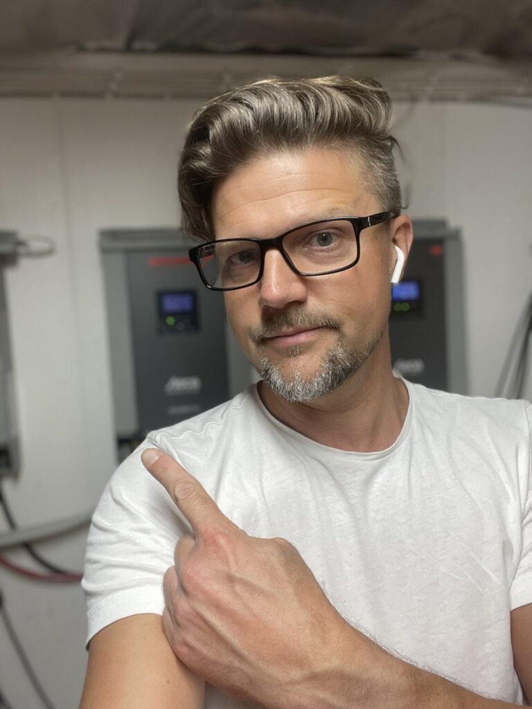 Kenneth Ledin framför ett av våra tidiga instalaltioner